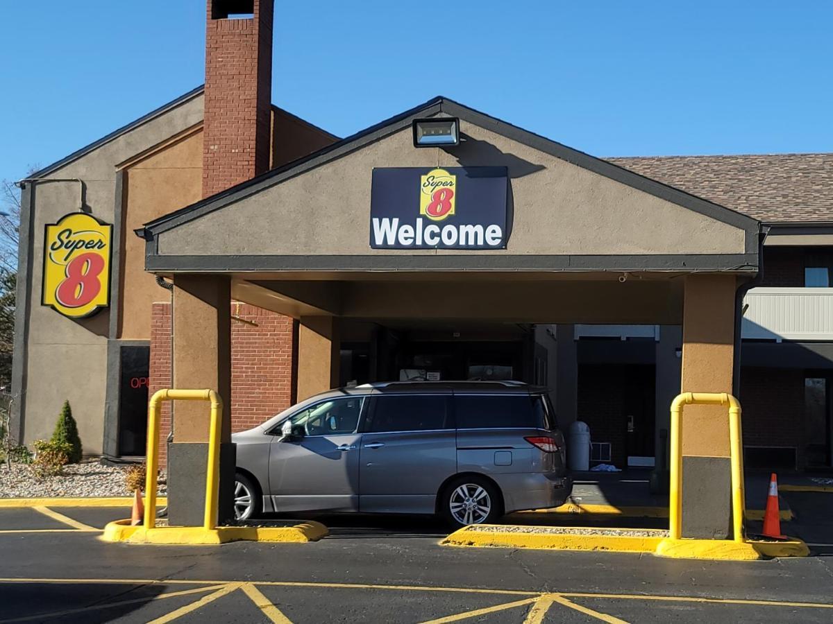 Super 8 By Wyndham Kansas City Airport North Motel Exterior photo