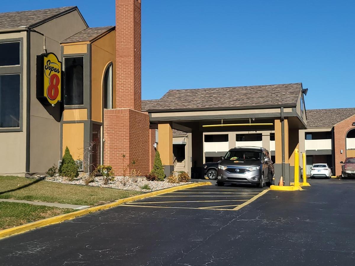 Super 8 By Wyndham Kansas City Airport North Motel Exterior photo