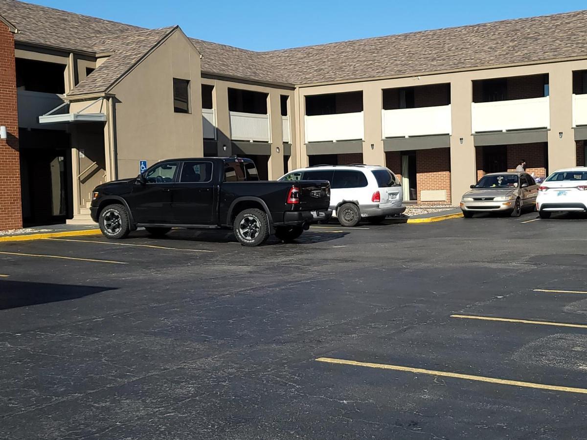 Super 8 By Wyndham Kansas City Airport North Motel Exterior photo