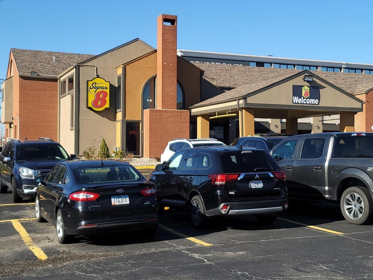 Super 8 By Wyndham Kansas City Airport North Motel Exterior photo