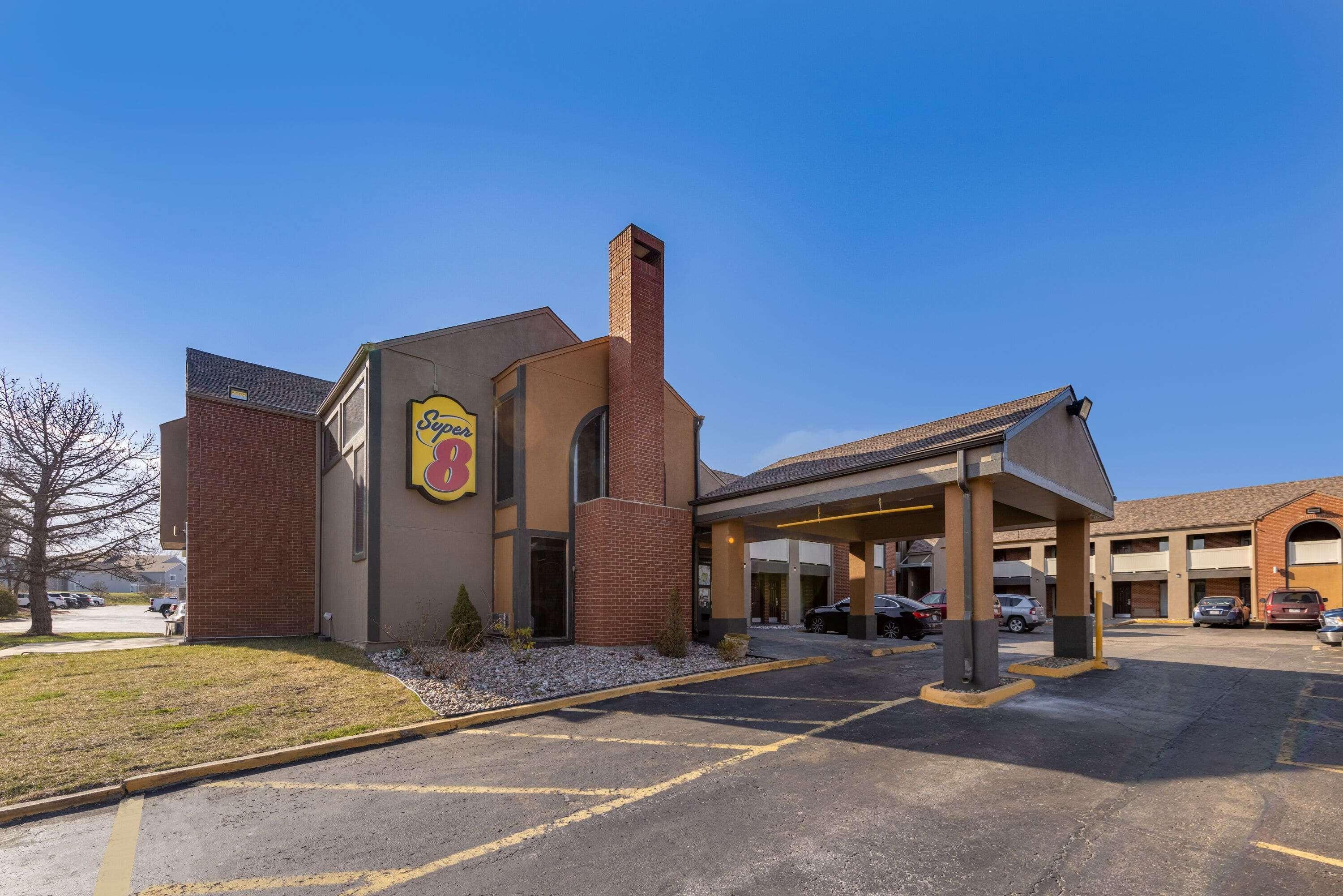 Super 8 By Wyndham Kansas City Airport North Motel Exterior photo