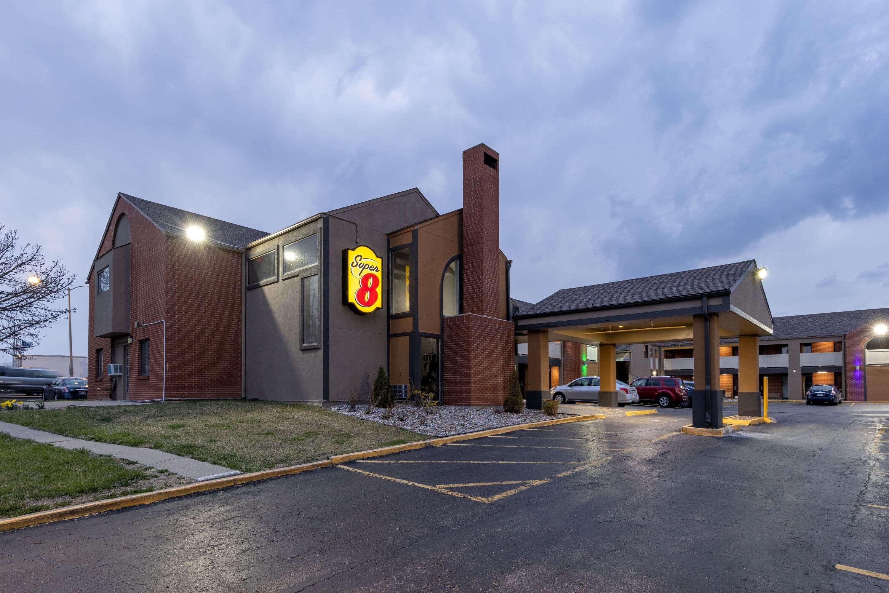 Super 8 By Wyndham Kansas City Airport North Motel Exterior photo