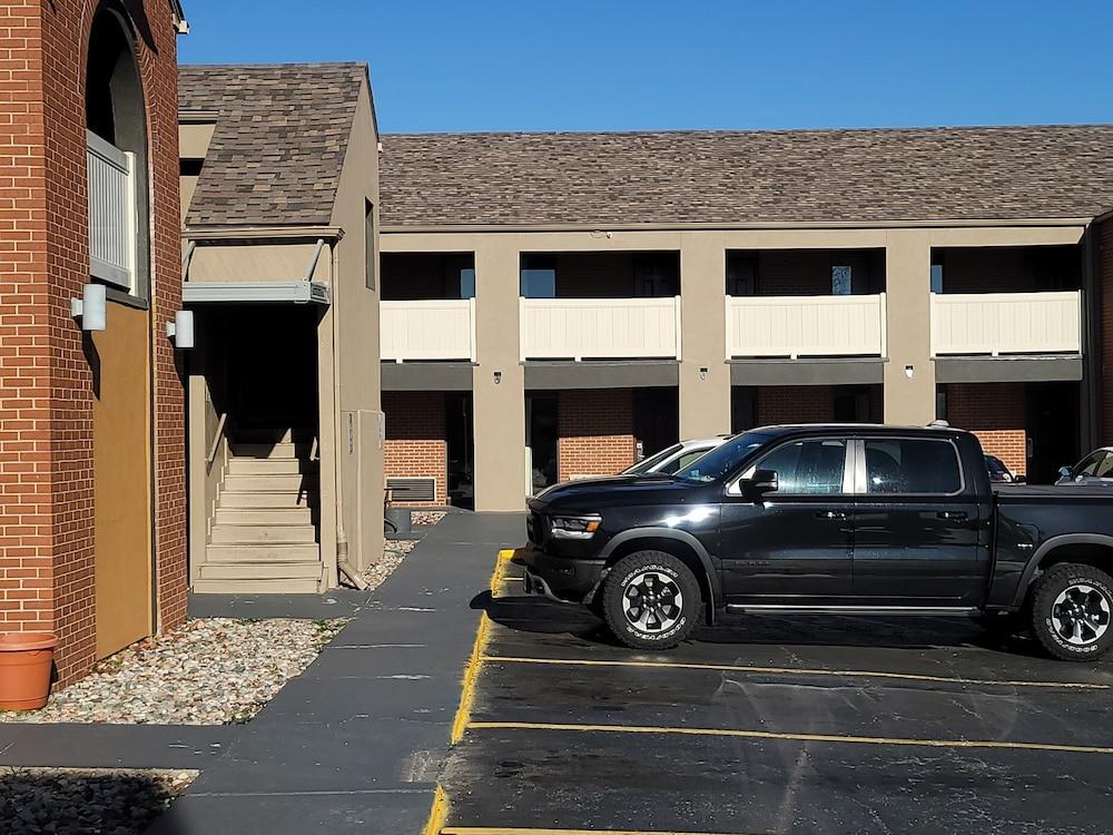 Super 8 By Wyndham Kansas City Airport North Motel Exterior photo