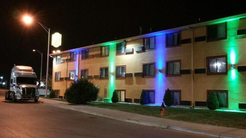 Super 8 By Wyndham Kansas City Airport North Motel Exterior photo