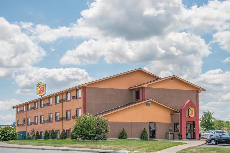 Super 8 By Wyndham Kansas City Airport North Motel Exterior photo