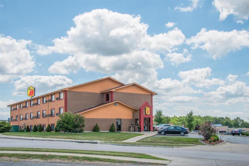 Super 8 By Wyndham Kansas City Airport North Motel Exterior photo