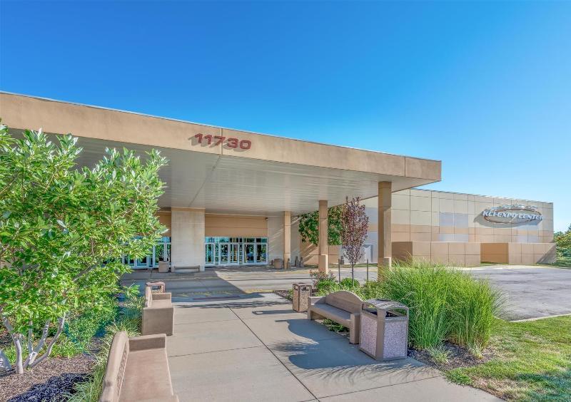 Super 8 By Wyndham Kansas City Airport North Motel Exterior photo